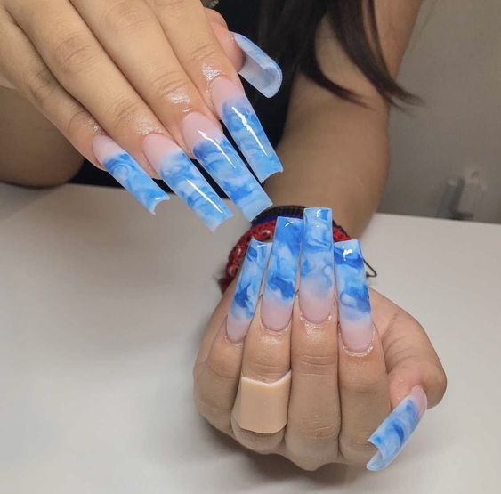 Mẫu nail lý tưởng cho các chị em thích sơn xanh dương